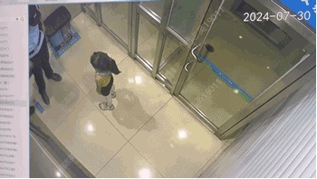 教科书式自救！小女孩走丢，，，，，，竟用ATM机的HGA010安装包紧迫对考究助